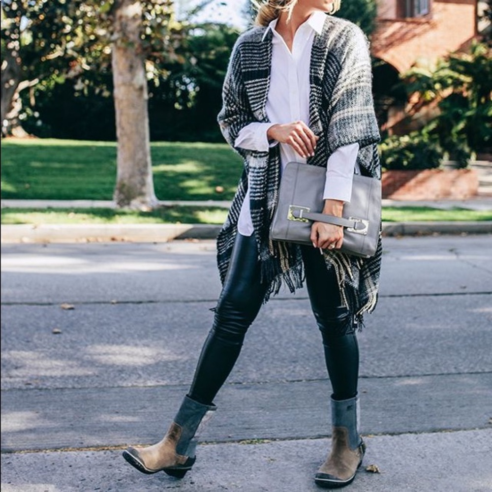 SOREL SlimShortie Over-The-Ankle Boot